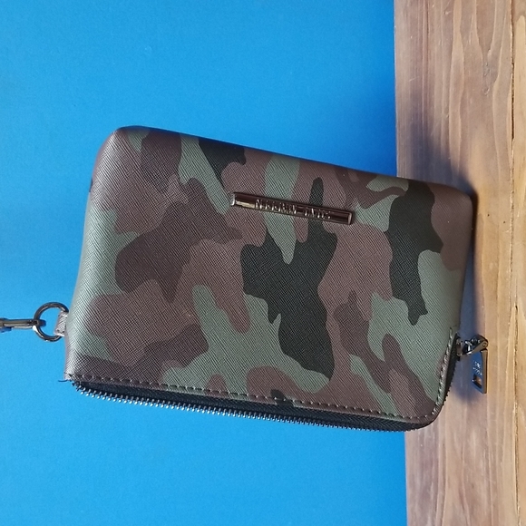 Steve Madden Wristlet - Picture 1 of 7